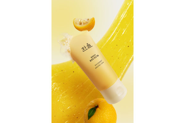 한율 달빛유자 클렌징 톤업 팩폼. 사진=아모레퍼시픽 제공