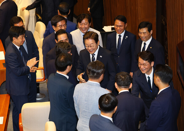 이재명 대통령이 지난 6월26일 오전 국회 첫 시정연설을 마치고 퇴장하면서 국회의원들과 악수하고 있다. 사진=연합뉴스 
