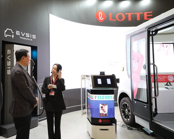 신동빈 롯데 회장이 일본 도쿄에서 열리고 있는 ‘재팬모빌리티쇼 2025’를 방문했다. 사진=롯데지주 제공