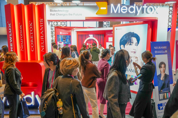 지난 2일 2025 ICLAS 서울에 참가한 의료 관계자들이 메디톡스 부스를 관람하고 있다.(사진=메디톡스)