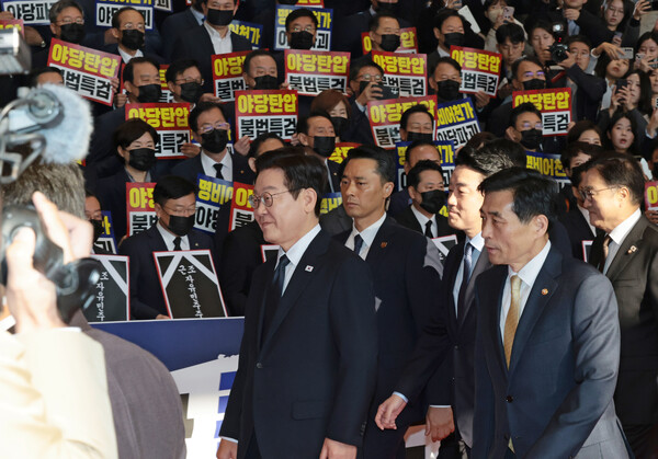 이재명 대통령이 4일 내년도 정부 예산안에 대한 시정연설을 하기 위해 국회에 도착해 본관 로텐더홀에서 검은 마스크를 착용한 채 피켓시위를 하는 국민의힘 의원들 앞을 지나치고 있다. 사진=연합뉴스 