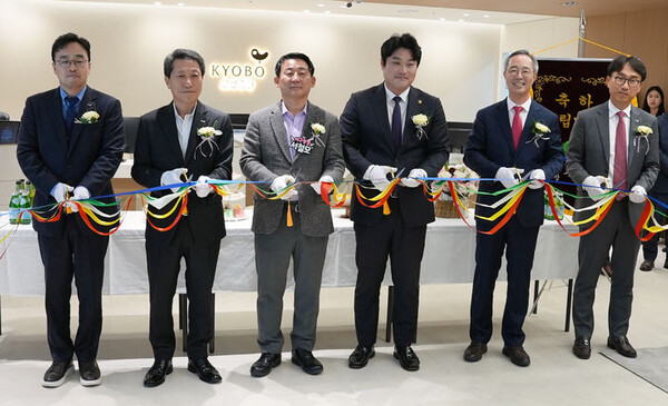 (왼쪽부터) 박충구 교보증권 WM사업본부장, 박봉권 교보증권 대표이사, 서철모 대전시 서구청장, 김선광 대전시의회 의원, 이석기 교보증권 대표이사, 조성호 교보증권 자산관리부문장. 사진=교보증권