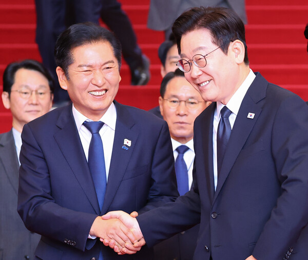 이재명 대통령(오른쪽)이 4일 국회에서 내년도 예산안 편성 관련 국회 시정연설을 마치고 정청래 더불어민주당 대표와 악수하고 있다. 사진=연합뉴스