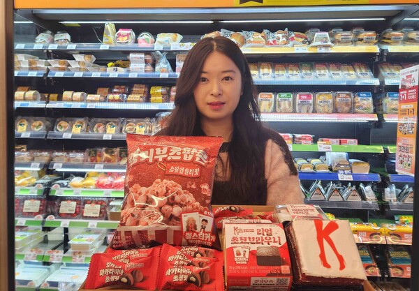 이마트24가 뮤지컬 '팬텀'과 '맘마미아!'에 이어 '킹키부츠' IP를 활용한 콜라보 상품을 선보인다. 사진=이마트24 제공