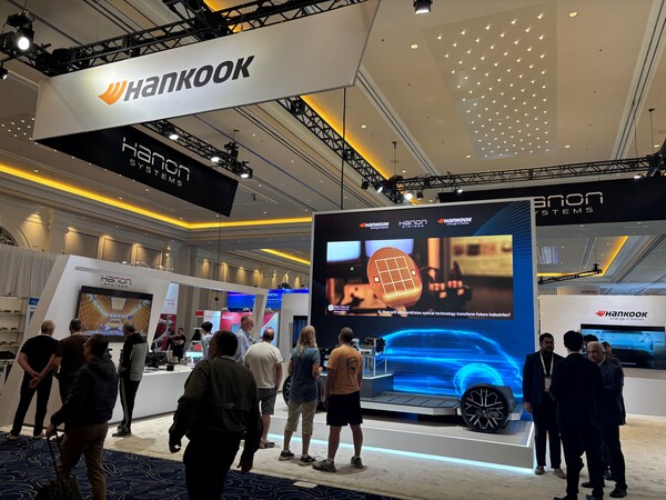 4일(현지시각) 미국 라스베가스에서 개막한 글로벌 최대 자동차부품 전시회 'AAPEX 2025'에서 한국앤컴퍼니그룹(한국앤컴퍼니·한온시스템·한국타이어앤테크놀로지)이 부스에 전시한 메인 목업(mock-up) 차량을 방문객들이 관람하고 있다. 사진=한국앤컴퍼니그룹