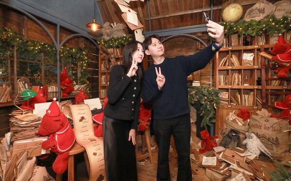 현대백화점 더현대 서울 5층 사운즈 포레스트에 조성된 해리의 크리스마스 공방’에서 고객들이 기념 촬영하고 있는 모습. 사진=현대백화점 제공