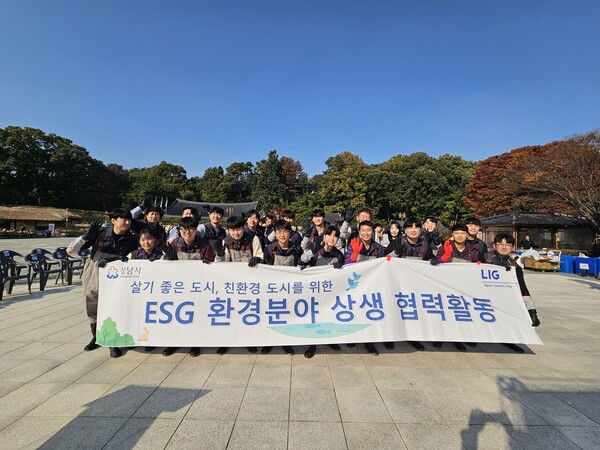 LIG넥스원 임직원들이 4일 성남시 중앙공원 내 분당호 일대를 찾아 ESG 환경분야 상생 협력활동을 펼쳤다. 사진=LIG넥스원