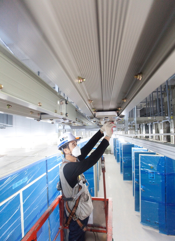 LS전선 직원이 버스덕트 시스템을 설치하고 있다. 사진=LS전선