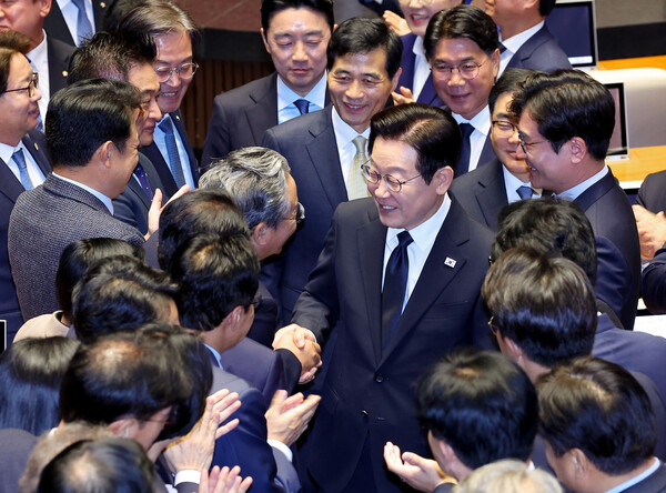 이재명 대통령이 4일 국회에서 2026년도 정부 예산안 시정연설을 마친 뒤 여당 의원들과 인사하고 있다. 사진=연합뉴스 