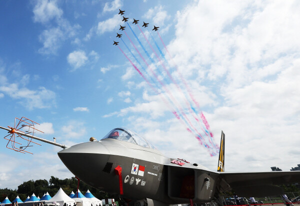 지난달 19일 경기도 성남 서울공항에서 열린 '서울 국제항공우주 및 방위산업 전시회(ADEX)'에서 공군 특수비행팀 블랙이글스가 KF-21 위로 비행하고 있다. 사진=연합뉴스
