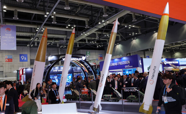 지난달 20일 경기도 고양시 킨텍스에서 열린 서울 국제 항공우주 및 방위산업 전시회(ADEX) 개막식에서 관람객들이 첨단 무기들을 둘러보고 있다. 사진=연합뉴스