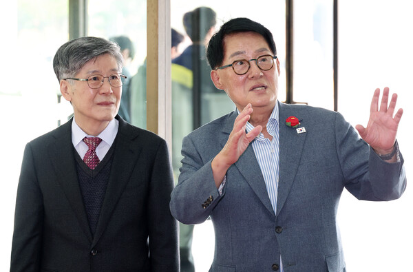 박지원 더불어민주당 의원(오른쪽)이 지난 4일 국정감사를 위해 서울 서초구 국정원으로 들어서고 있다. 사진=연합뉴스