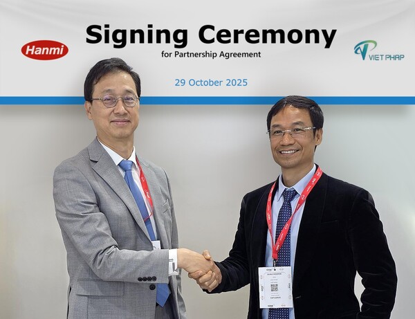 (왼쪽부터) 박재현 한미약품 대표이사, 비엣팝 응우옌 치 중 대표.(사진=한미약품)