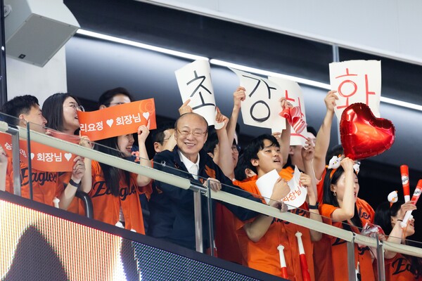 김승연 한화그룹 회장이 임직원들과 함께 한화이글스 경기를 응원하고 있다. 사진=한화그룹