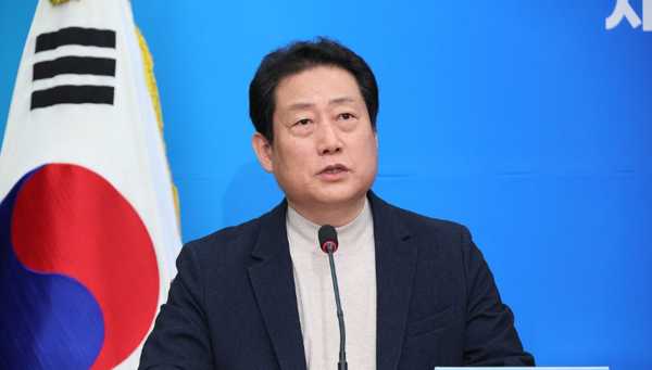 지난해 2월14일 국회에서 열린 더불어민주당 인재환영식에서 18호 인재로 영입된 유동철 부산 수영지역위원장이 발언하고 있다. 사진=연합뉴스