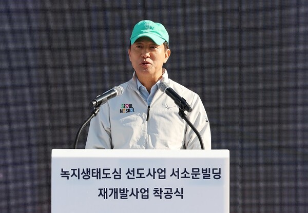 오세훈 서울시장이 5일 서울 중구 순화동에서 열린 '녹지생태도심 선도사업 서소문빌딩 재개발사업 착공식'에 참석해 기년사하고 있다. 사진=연합뉴스 