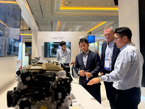 이수일 한온시스템 대표이사(오른쪽에서 세 번째)가 AAPEX 전시장을 둘러보고 있다. 사진=한온시스템 제공