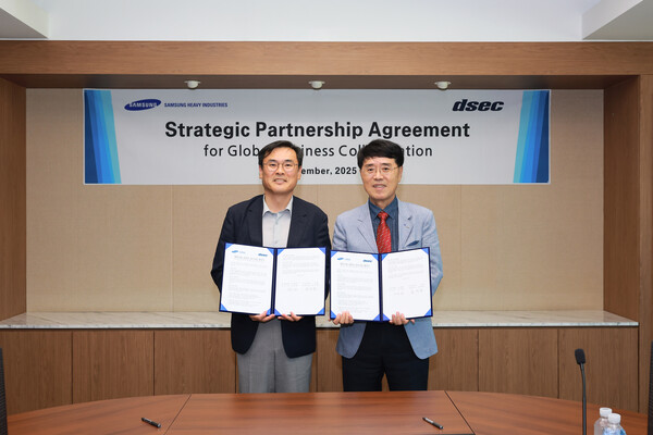 김경희 삼성중공업 부사장(왼쪽)과 윤석용 디섹 대표이사가 MOU를 체결하는 모습. 사진=삼성중공업
