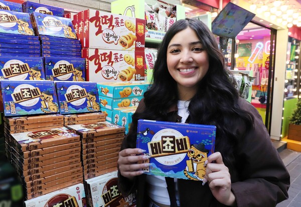오리온이 ‘한국여행 선물’로 비쵸비를 찾는 방한 외국인 관광객들이 늘어나 11월 한달간 ‘비쵸비 국립중앙박물관 에디션’의 생산량을 두배 늘린다. 사진=오리온