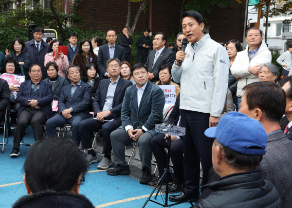 오세훈 서울시장이 6일 서울 성북구 장위13 재정비촉진구역에서 주민간담회를 갖고 주민들과 대화하고 있다. 사진=연합뉴스