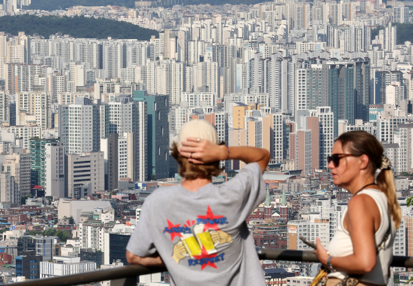 토지거래허가제 시행 두 달째, 수도권 거래는 줄었지만 외국인 부동산 시장의 사각지대는 여전하다. 사진=연합뉴스