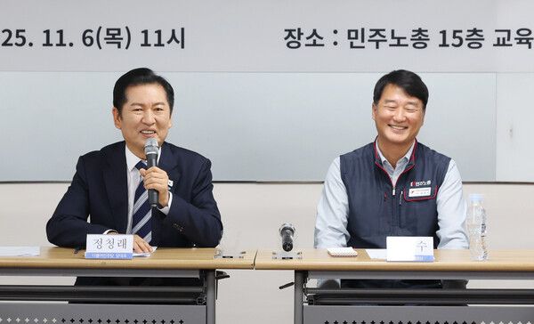 정청래 더불어민주당 대표(왼쪽)가 6일 서울 서대문구 민주노총에서 열린 정책간담회에 참석해 인사말하고 있다. 오른쪽은 양경수 민주노총 위원장. 사진=연합뉴스