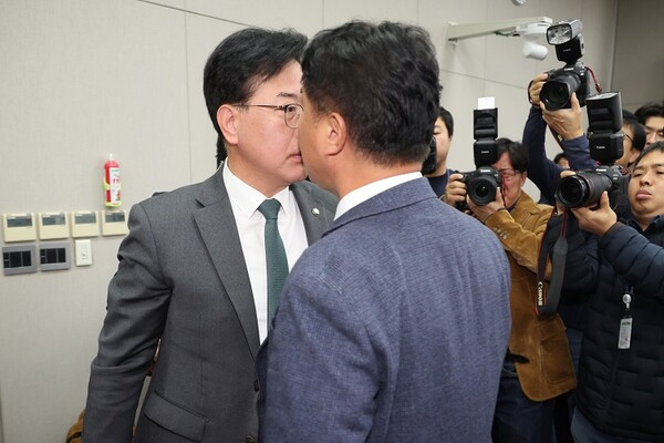 송언석 국민의힘 원내대표(왼쪽)와 이기헌 더불어민주당 의원이 6일 서울 여의도 국회에서 열린 운영위원회의 대통령비서실과 국가안보실, 대통령경호처 등에 대한 국정감사에서 충돌하고 있다. 사진=연합뉴스