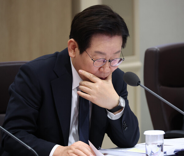 이재명 대통령이 지난 4일 용산 대통령실에서 열린 국무회의에서 자료를 살펴보고 있다. 사진=연합뉴스 