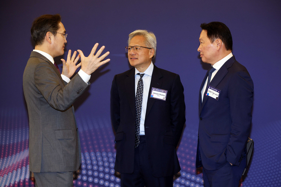 (왼쪽부터) 이재용 삼성전자 회장과 젠슨 황 엔비디아 최고경영자, 최태원 SK그룹 회장이 지난 8월 미국 워싱턴DC에서 열린 한미정상회담 후속 행사에서 대화를 나누고 있다. 사진=대통령실사진기자단