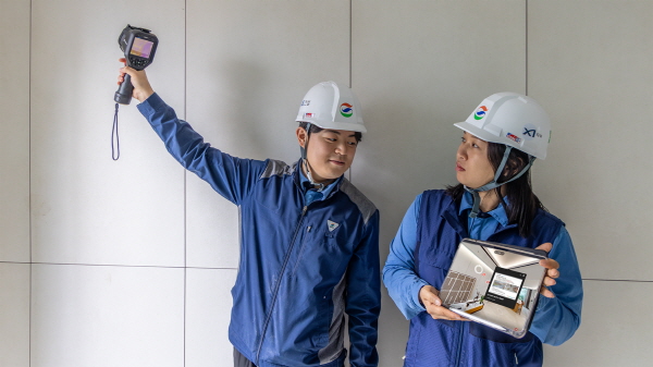  GS건설이 개발한 ‘하자 예방 플랫폼’을 활용해 시공중인 현장 직원에게 주요 하자 유형에 대해 설명하고 있다. 사진=GS건설