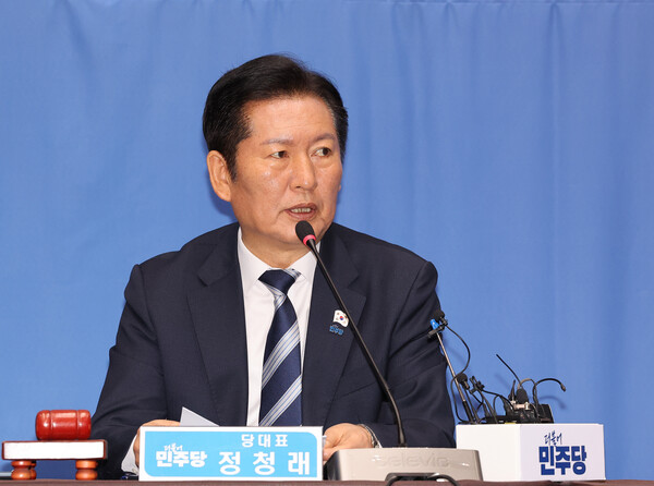 정청래 더불어민주당 대표가 7일 충북 청주시 청주오스코에서 열린 충북 현장 최고위원회의를 주재하고 있다. 사진=연합뉴스 