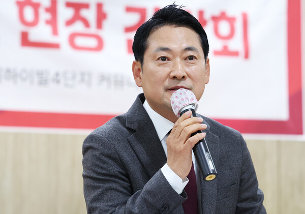 장동혁 국민의힘 대표가 7일 경기도 용인시 수지구의 한 아파트 단지에서 열린 '부동산 정책 정상화 특별위원회-부동산 대책 경기도 현장 간담회'에서 정부의 10·15 부동산 대책 철회를 촉구했다. 사진=연합뉴스 