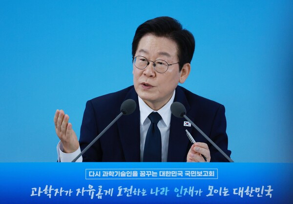 이재명 대통령이 7일 대전 유성구 국립중앙과학관에서 열린 '다시 과학기술인을 꿈꾸는 대한민국' 국민보고회에서 발언하고 있다. 사진=연합뉴스 