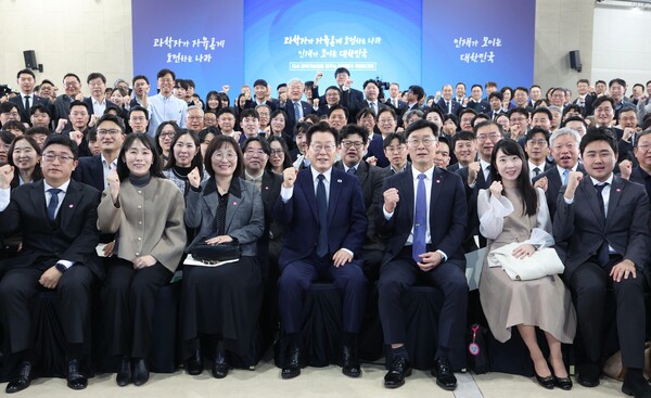 이재명 대통령이 7일 대전 유성구 국립중앙과학관에서 '다시 과학기술인을 꿈꾸는 대한민국' 국민보고회 참석자들과 기념 촬영하고 있다. 사진=연합뉴스 
