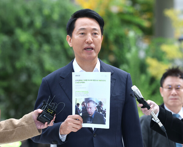 오세훈 서울시장이 8일 '여론조사비 대납 의혹'을 수사하는 민중기 특별검사팀의 사무실이 마련된 서울 KT광화문빌딩 웨스트에 조사를 받기 위해 출석하고 있다. 사진=연합뉴스