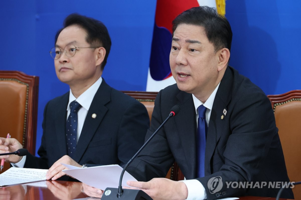 9일 김병기 더불어민주당 원내대표(오른쪽)가 서울 여의도 국회에서 국정감사 종합평가와 11월 국회 운영과 관련해 기자간담회를 하고 있다. (사진=연합뉴스)