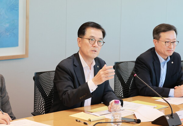 18일 열린 ‘고객신뢰혁신 TF’ 출범 킥 오프 미팅에서 이경근 대표이사 사장(사진 중앙)이 발언하고 있다. 사진=한화생명