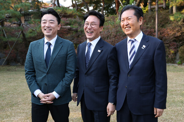 (왼쪽부터) 강훈식 대통령실 비서실장, 김민석 국무총리, 정청래 더불어민주당 대표가 지난 9일 서울 종로구 총리공관에서 열린 고위당정협의회에 참석했다. 사진=연합뉴스