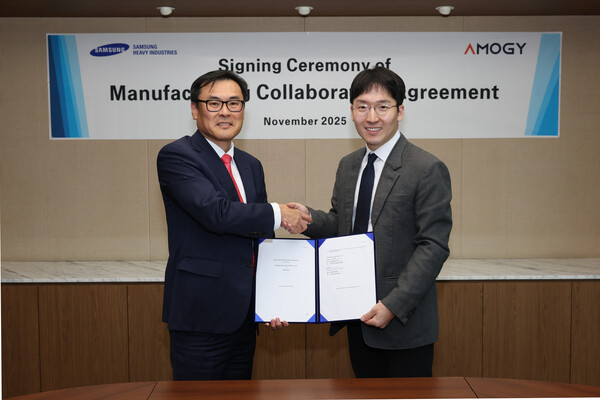김경희 삼성중공업 부사장(왼쪽)과 우성훈 아모지 대표가 전략적 협력 계약 기념 촬영을 하고 있다. 사진=삼성중공업