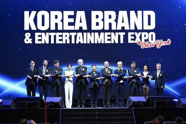 미국 뉴저지 아메리칸 드림몰에서 진행된 ‘2025 뉴욕 한류박람회’ 개회식에서 한광영 현대홈쇼핑 사장(오른쪽 세 번째)이 주최측 관계자 등과 기념사진을 촬영하고 있다. 사진=현대백화점그룹 제공