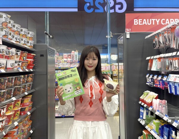 GS25에서 모델이 빼빼로특강과 찹쌀떡을 들고 포즈를 취하고 있다. 사진=GS리테일 제공