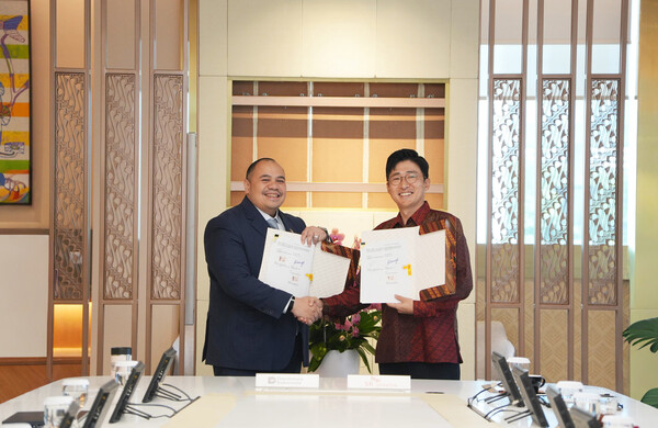 최고투자책임자 판두 자흐리르 (왼쪽)가 인도네시아 현지에서 열린 혈액제제 생산 인프라 투자를 위한 MOU를 체결식에서 서명 후 기념촬영을 하고 있다.(사진=SK플라즈마)