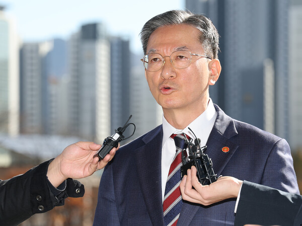 정성호 법무부 장관이 10일 정부과천청사 법무부 출근 길 기자들과 만나 검찰의 '대장동 사건' 항소 포기 결정 관련 입장을 밝히고 있다. 사진=연합뉴스 