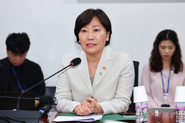 송미령 농림축산식품부 장관이 이날 열린 한덕수 전 국무총리 재판에 증인으로 출석해 윤 전 대통령의 비상계엄 직후 상황을 상세히 증언했다. 사진=연합뉴스 