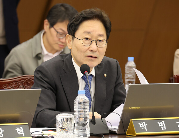 더불어민주당이 지난 윤석열 정부에서 추진됐던 국유재산 매각 과정 전반에 대해 진상규명에 착수했다. 민주당응 이날 ‘윤석열정부 국유재산 헐값 매각 진상규명 특별위원회’ 설치를 의결하고 위원장에 4선이자 법무부 장관을 지낸 박범계 의원을 임명했다. 사진=연합뉴스 