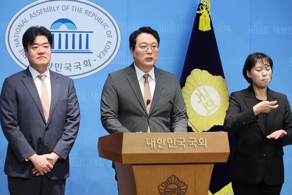 천하람 개혁신당 원내대표(가운데)가 10일   배당소득 분리과세 관련 보도와 관련 자신의 입장이 왜곡된 것을 바로 잡으면서 기업 배당에 대해 동일하게 최고세율 25% 분리과세를 적용해야 한다는 입장을 재확인했다. 사진=연합뉴스 