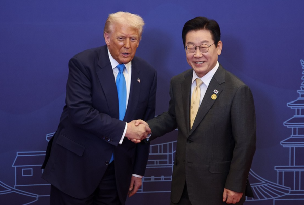 도널드 트럼프 미국 대통령과 악수하고 있는 이재명 대통령. 사진=연합뉴스