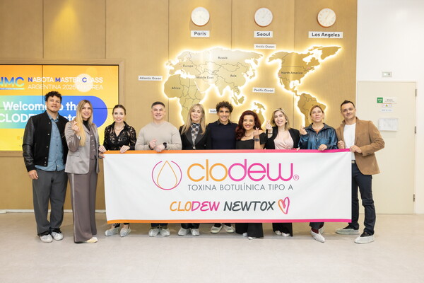 나보타 마스터 클래스에 참여한 아르헨티나 의료진이 대웅제약 공장에서 기념 사진을 촬영하고 있다.(사진=대웅제약)