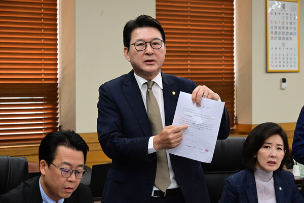 신동욱 국민의힘 의원(가운데). 사진=연합뉴스 