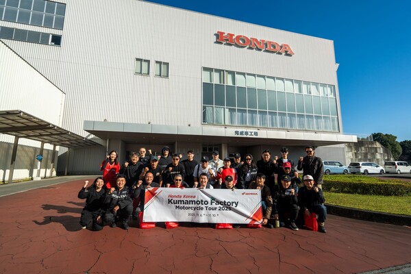 구마모토 팩터리 모터사이클 투어 참가자들이 기념사진을 촬영하고 있다. 사진=혼다코리아 제공